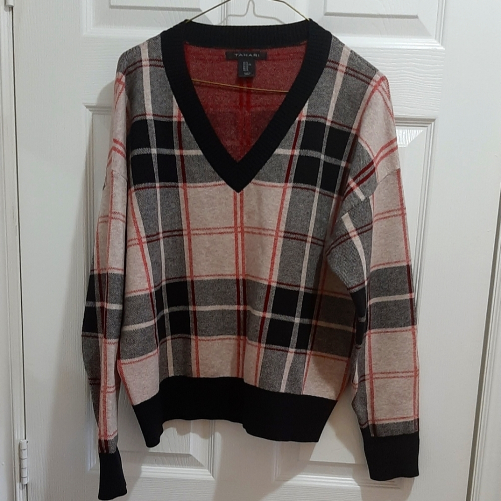 XL Tahari V Neck Sweater